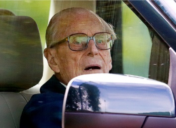 97-летнего принца Филиппа заметили непристегнутым через два дня после ДТП. Фото
