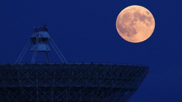 Красная и супер: когда крымчане смогут увидеть полное затмение Луны