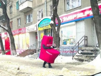 В Воронеже розовый унитаз на улице вызвал улыбки и социальную дискуссию