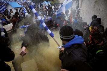 В митинге в Афинах против нового названия Македонии приняли участие до 100 тысяч человек