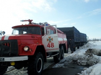 На Днепропетровщине спасатели вытаскивали автомобили из снега