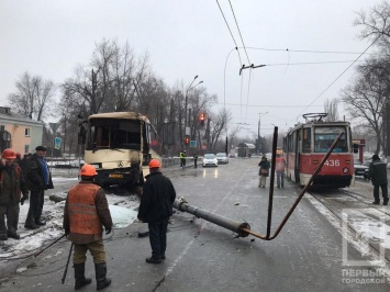 Рабочий автобус ПАО АМКР снес в Кривом Роге электроопору на ЮГОКе и перекрыл движение трамваев
