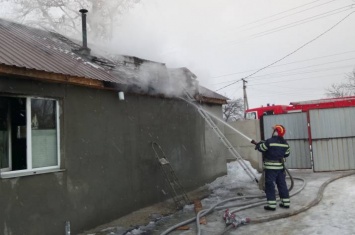 В Лисичанске загорелась баня и крыша жилого дома