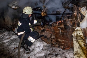 В Днепре горел жилой дом: еле спасли двух мужчин (видео)