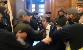 В суд передали дело подозреваемых в нападении на депутата Гусовского