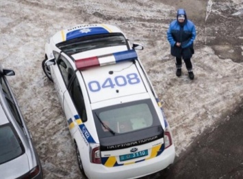 В Днепровском районе Киева в затопленном подвале жилого дома обнаружили труп мужчины. Фото