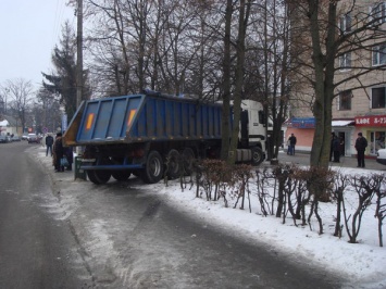 В Ровенской области фура на большой скорости вылетела на тротуар, пострадала женщина. Фото