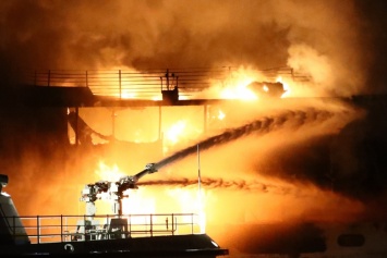 В Керченском проливе горят два корабля: люди прыгают за борт, спасаясь от огня