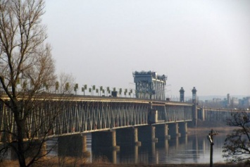 В Кременчуге на мосту спасли самоубийцу
