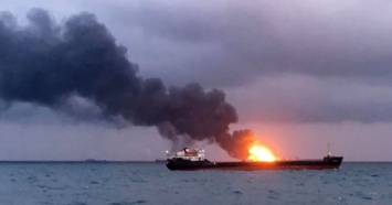 На горящих в Черном море судах погибли 10 человек