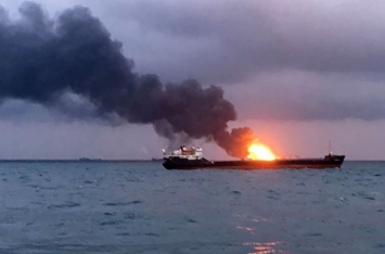 Пожар на кораблях в Черном море: спасатели ищут тела моряков