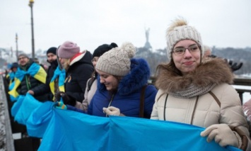 День соборности: В Киеве украинцы создали "живую цепь" на мосту Патона