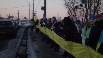 В Киеве на мосту Патона люди образуют "живую цепь Соборности"