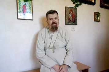 Священника, который первым перешел в УПЦ на Луганщине, освободили от служения в храме