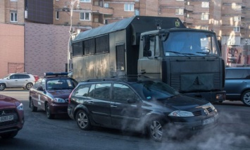 В центре Киева военный МАЗ с нацгвардейцами столкнулся с легковым авто, образовалась пробка