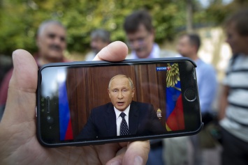 Россияне доверяют общественным институтам и СМИ меньше всех