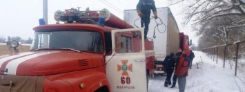 На Днепропетровщине спасатели вытаскивали грузовик из снежных заносов