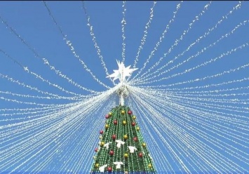 Фотофакт: в Полтаве убирают главную елку и новогоднюю иллюминацию