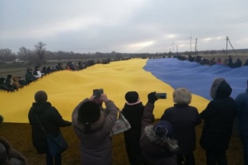 Флаг Украины развернули на админгранице с Крымом