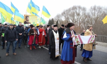 На мосту над рекой Збруч создали "живую цепь" ко Дню Соборности Украины