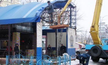 На Лесном проспекте в Киеве коммунальщики демонтировали незаконную летнюю площадку кафе-бара (фото)