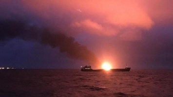 Буксир "Меркурий" доставил спасенных с горящих кораблей моряков в порт Керчи