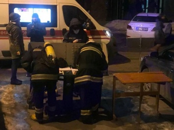 Появились фото, как пожарные эвакуировали жильцов многоэтажки в Печерском районе, где вспыхнула проводка
