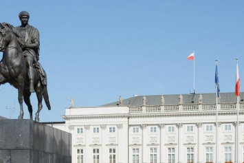 Неизвестный попытался протаранить ворота резиденции президента Польши