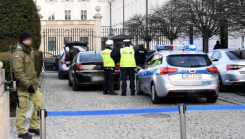Президенту Польши доложили, что пока он занят в Давосе, его дворец в Варшаве едва не взяли автотараном