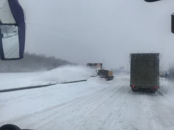 Одесскую трассу засыпало снегом: автомобили буксуют на скользкой дороге