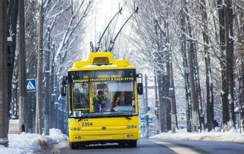 В Киеве из-за снегопада транспорт отклонился от графика