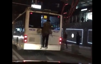 В Киеве пожилой зацепер прокатился на троллейбусе
