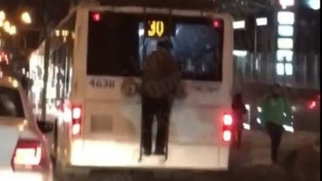Таблетки попутал? В Киеве дедуля прокатился на троллейбусе - не в салоне