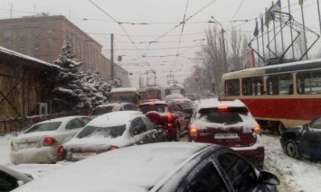 Киев по-прежнему стоит в масштабных пробках из-за снегопада и массовых ДТП (карта, фото)