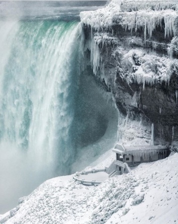 В США из-за «снежного шторма» замерз Ниагарский водопад. ВИДЕО