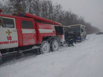 На Николаевщине из снега достали уже 25 машин. Осадки в отдельных районах области продолжают падать