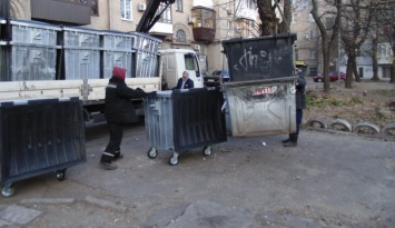 В Запорожье сжигают контейнеры для мусора