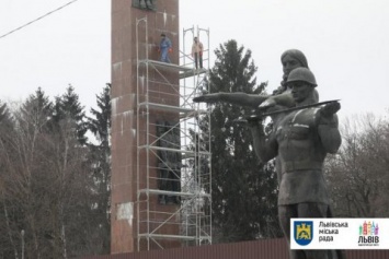 Новый подрядчик приступил к работам по демонтажу стеллы Мемориала Славы во Львове