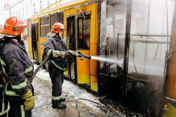 В центре Тернополя троллейбус с пассажирами воспламенился и сгорел до пепелища. Фото