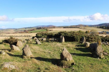 Археологи в Шотландии обнаружили неизвестный каменный круг возрастом несколько тысяч лет. Оказалось, его построил местный фермер