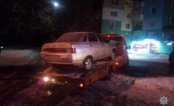 На Днепропетровщине водитель на угнанном авто убегал от полиции, врезался в столб (ФОТО)