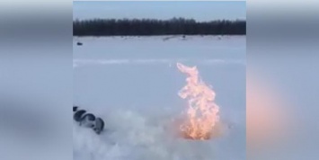 Рыбак начал делать лунку на Иртыше и обнаружил газ