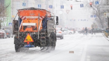 Киевские дороги завалены снегом (видео)