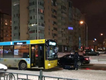 На Левобережной в Киеве автобус сбил иностранного пешехода-нарушителя