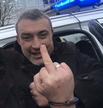 В Бердянске пьяный водитель угрожал полицейским и прохожим (видео)
