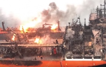 Один из горящих у Крыма танкеров дрейфует к берегу