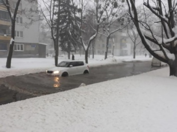 Потоп в Харькове: улицу залило водой (фото, видео)