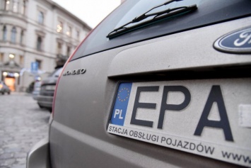 Украинцы судорожно растамаживают авто на еврономерах