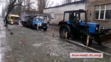 В Николаеве кран и трактор пытаются вытащить бензовоз, застрявший на Новозаводской. ВИДЕО
