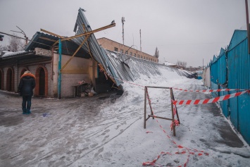 В Днепре снег обрушил крышу павильона на рынке Нарика